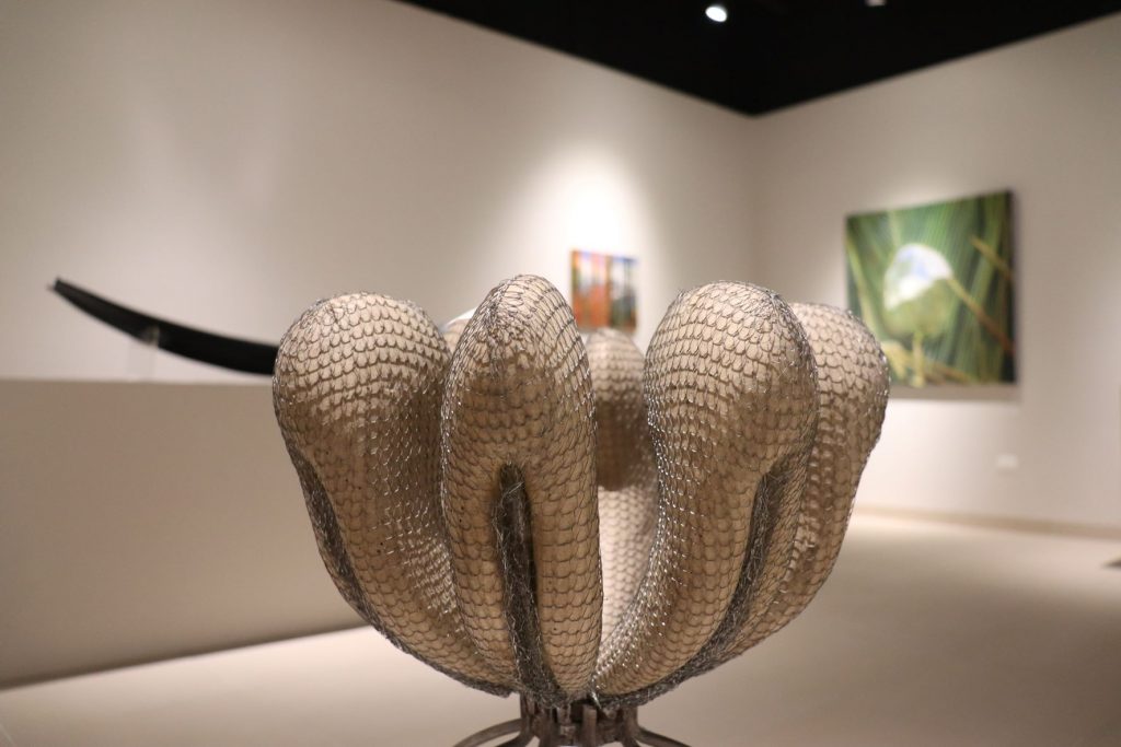 Cream and net sculpture piece on display in the gallery portion of Museo de la Isla de Cozumel. Modern design,, almost freeform.